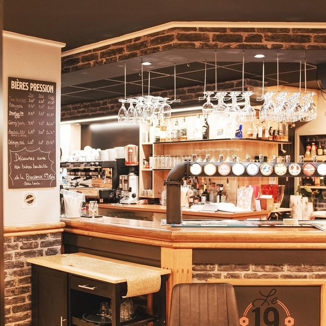 Bar du 19, tireuses à bière et ardoise des pressions.