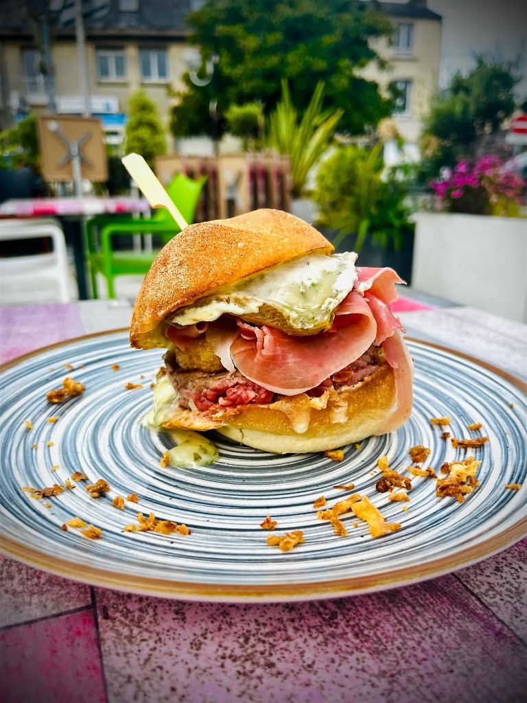 Burger maison du 19, fromage fondu et jambon, dressé sur assiette bleue.