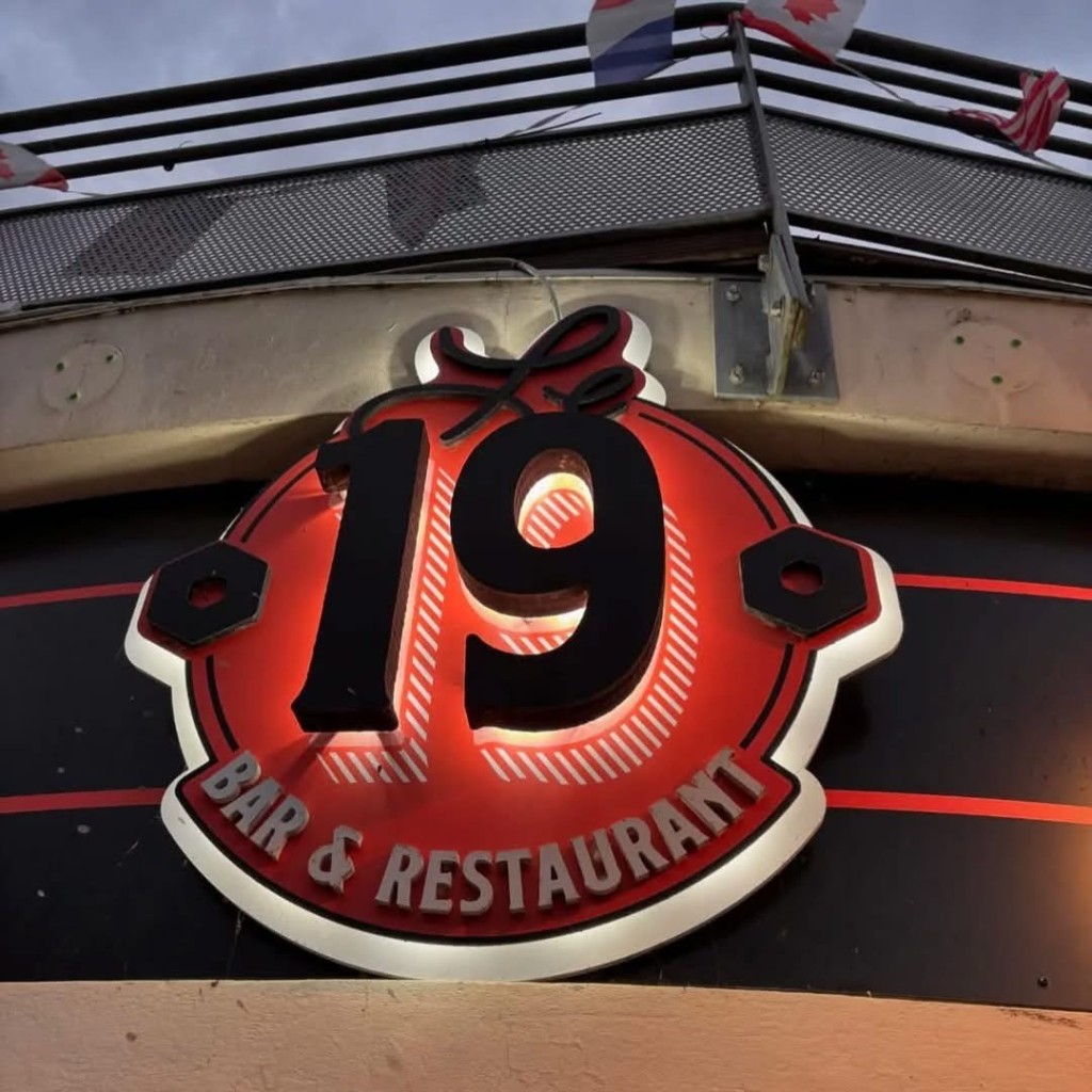 Enseigne illuminée Le 19, bar et restaurant.