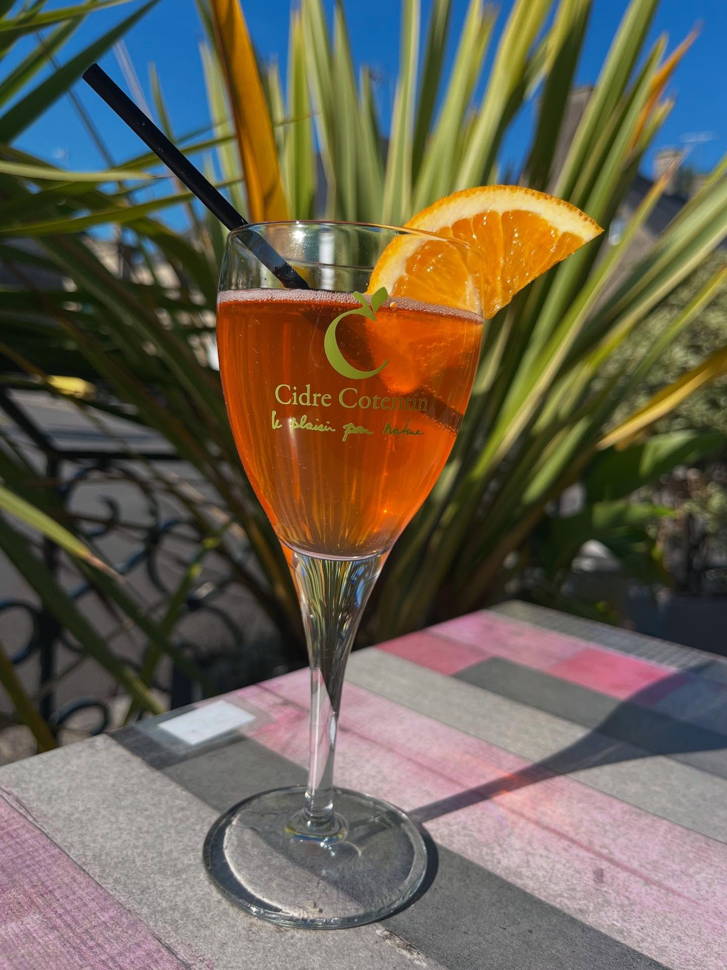 Verre Cidre Cotentin en terrasse.