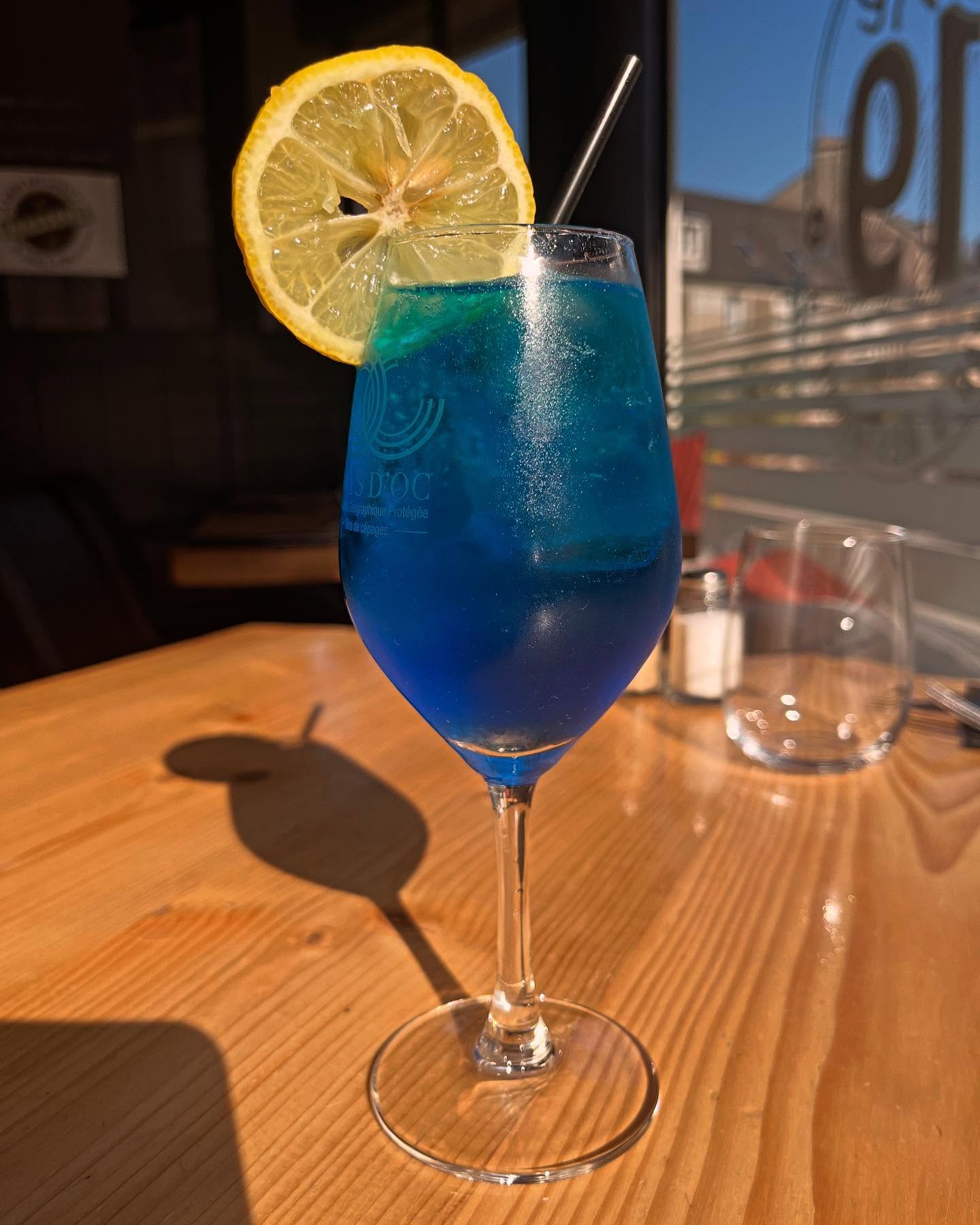 Cocktail bleu au soleil, au 19.