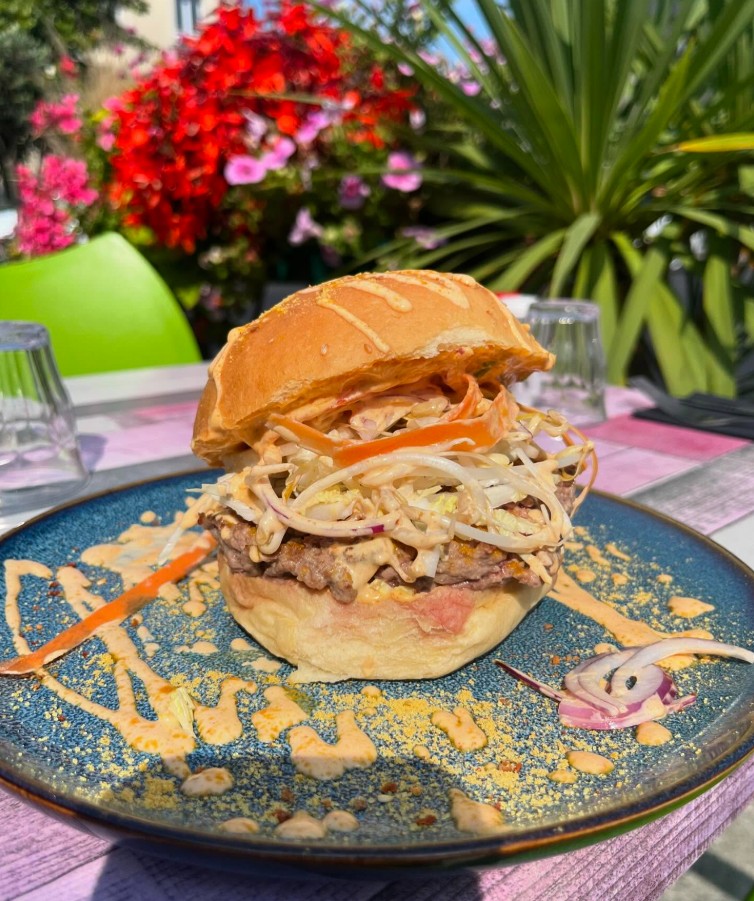 Burger du 19, salade de chou et sauce.