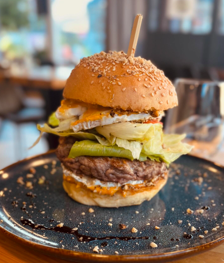 Burger gourmet du 19, fromage fondu et crudités.
