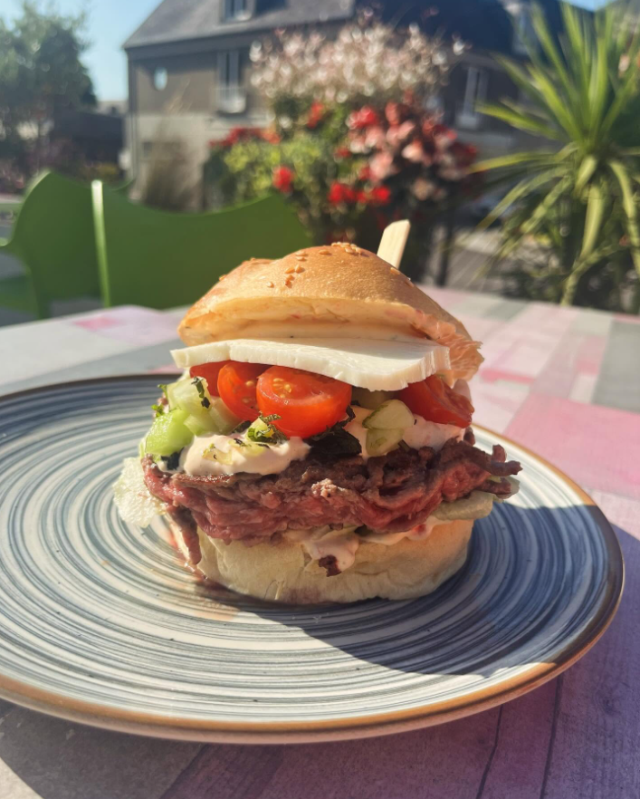 Burger du 19, photographié en terrasse.