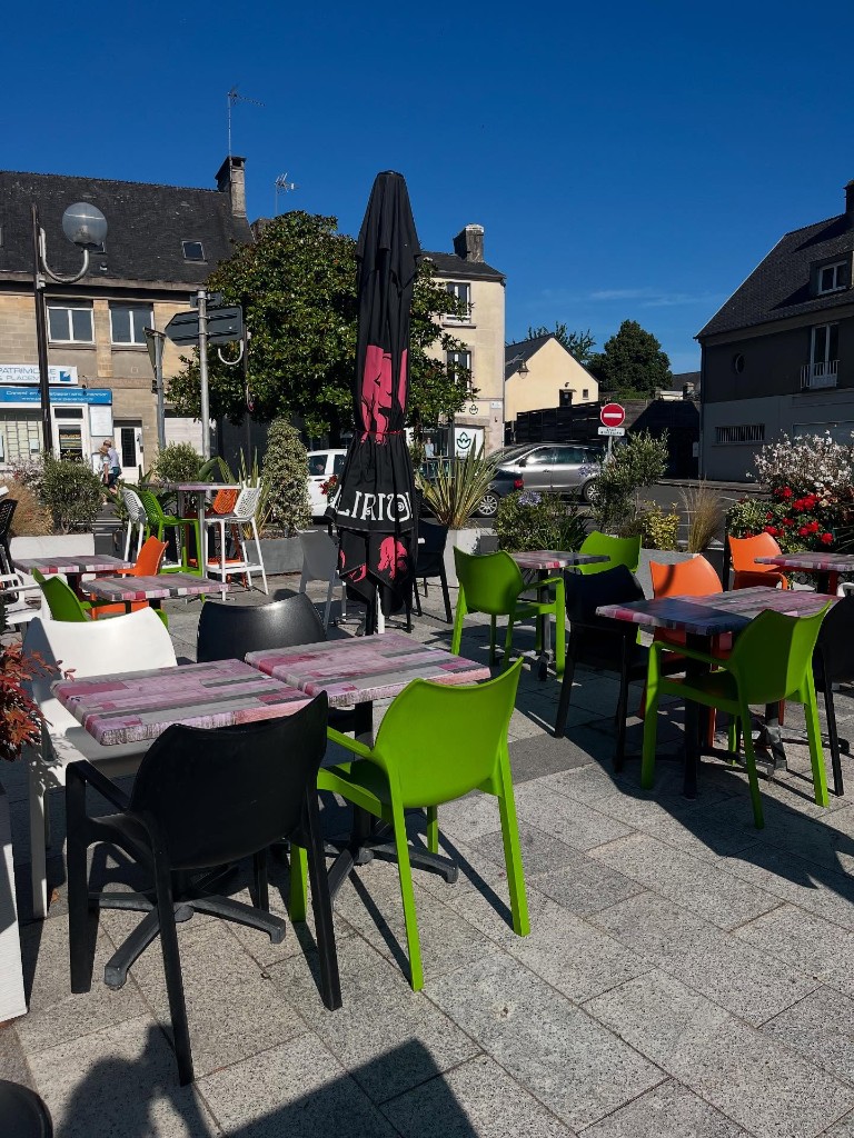 Le 19 à Valognes, façade et terrasse au soleil, rue de Poterie.